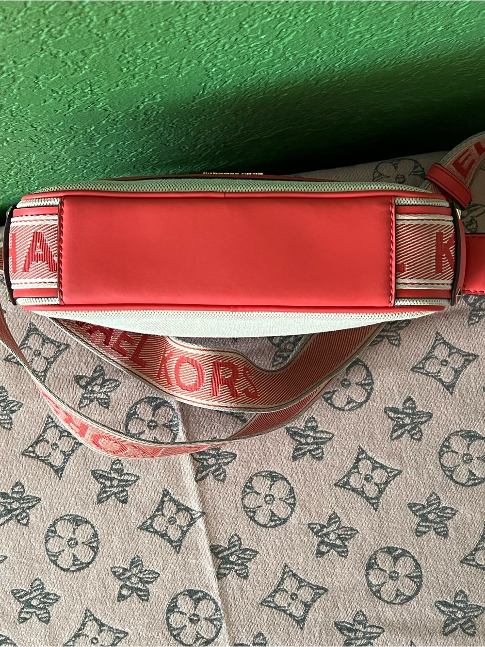 Michael Kors Maeve Large East West Pocket Crossbody Bag - Picture 4 of 5